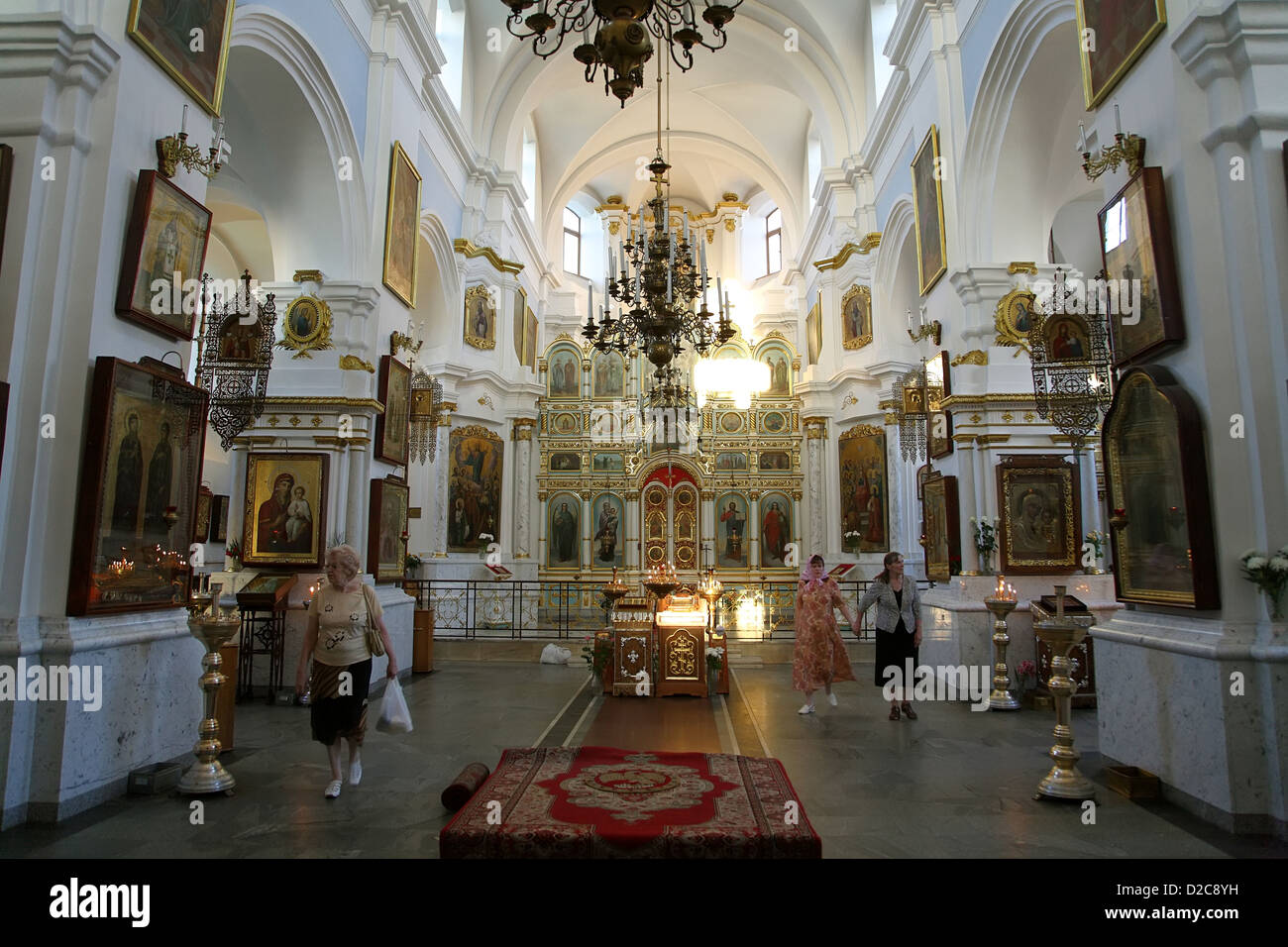 Minsk, Bielorussia, credulone donne anziane nella Cattedrale dello Spirito Santo Foto Stock