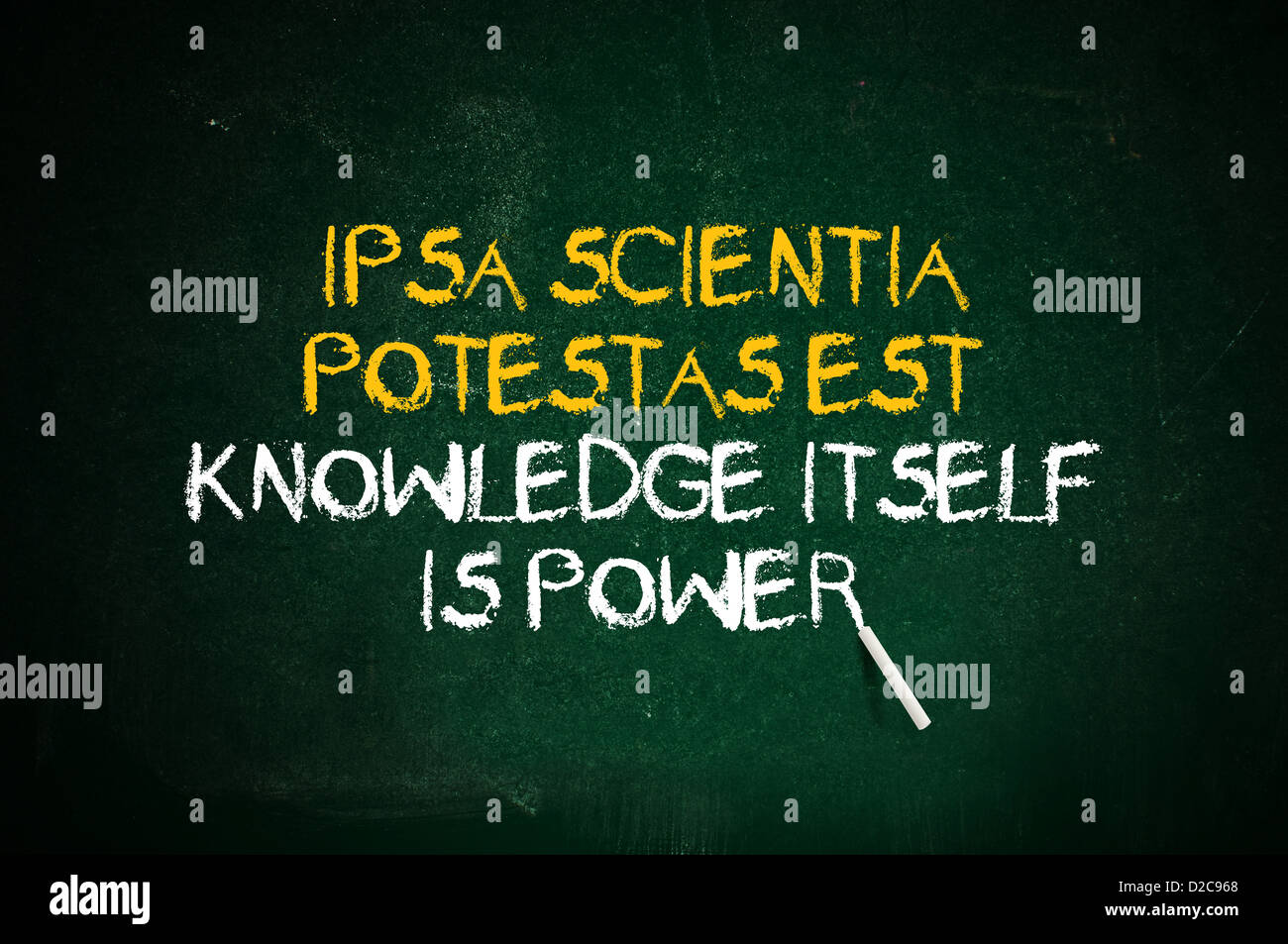 La conoscenza è potere. Citazione latina scritta a mano con un gessetto su un green school board. Foto Stock
