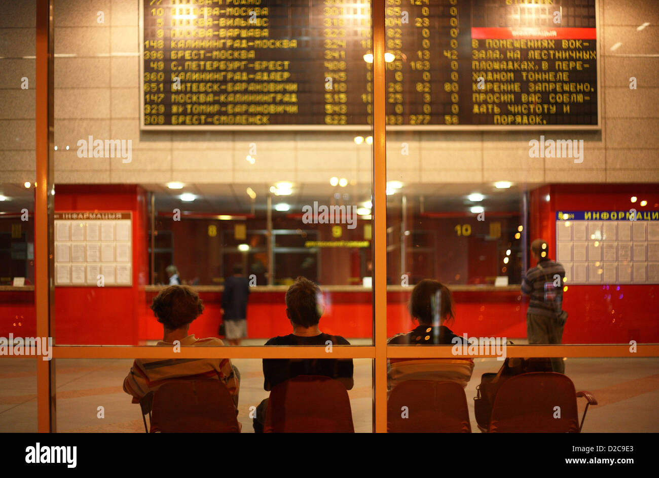 Minsk, Bielorussia, giovani nella stazione ferroviaria di attesa per il loro treno di notte Foto Stock