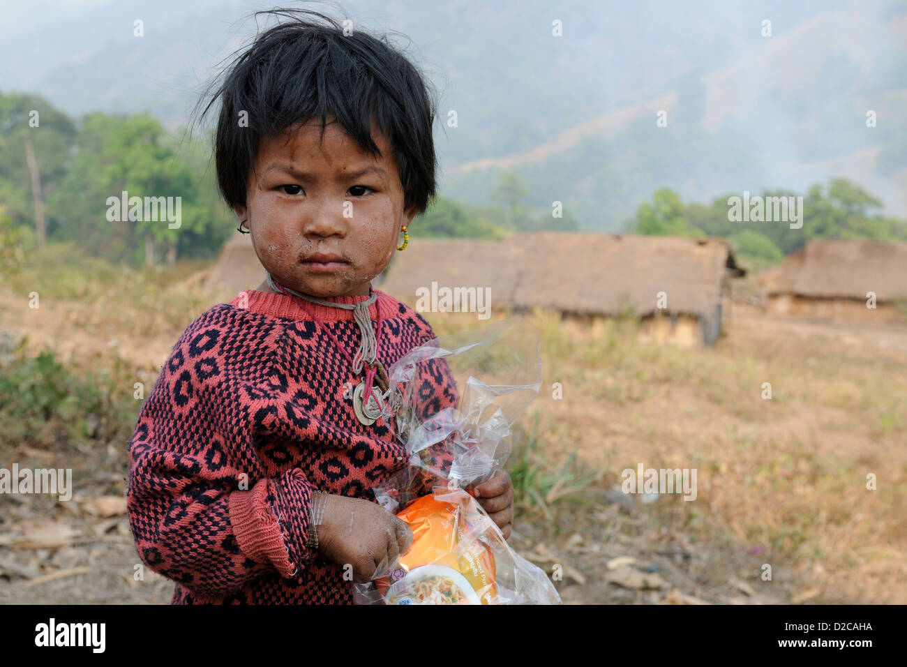 Taunggyi, Myanmar, ritratto di un giovane bambino con Essenstuete in mano Foto Stock