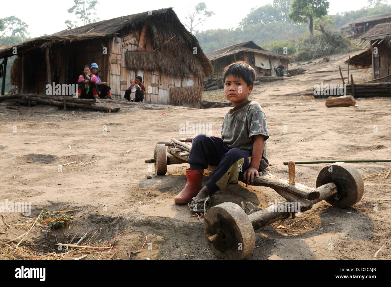 Taunggyi, Myanmar, un ragazzo si siede su una casalinga carrello in legno Foto Stock