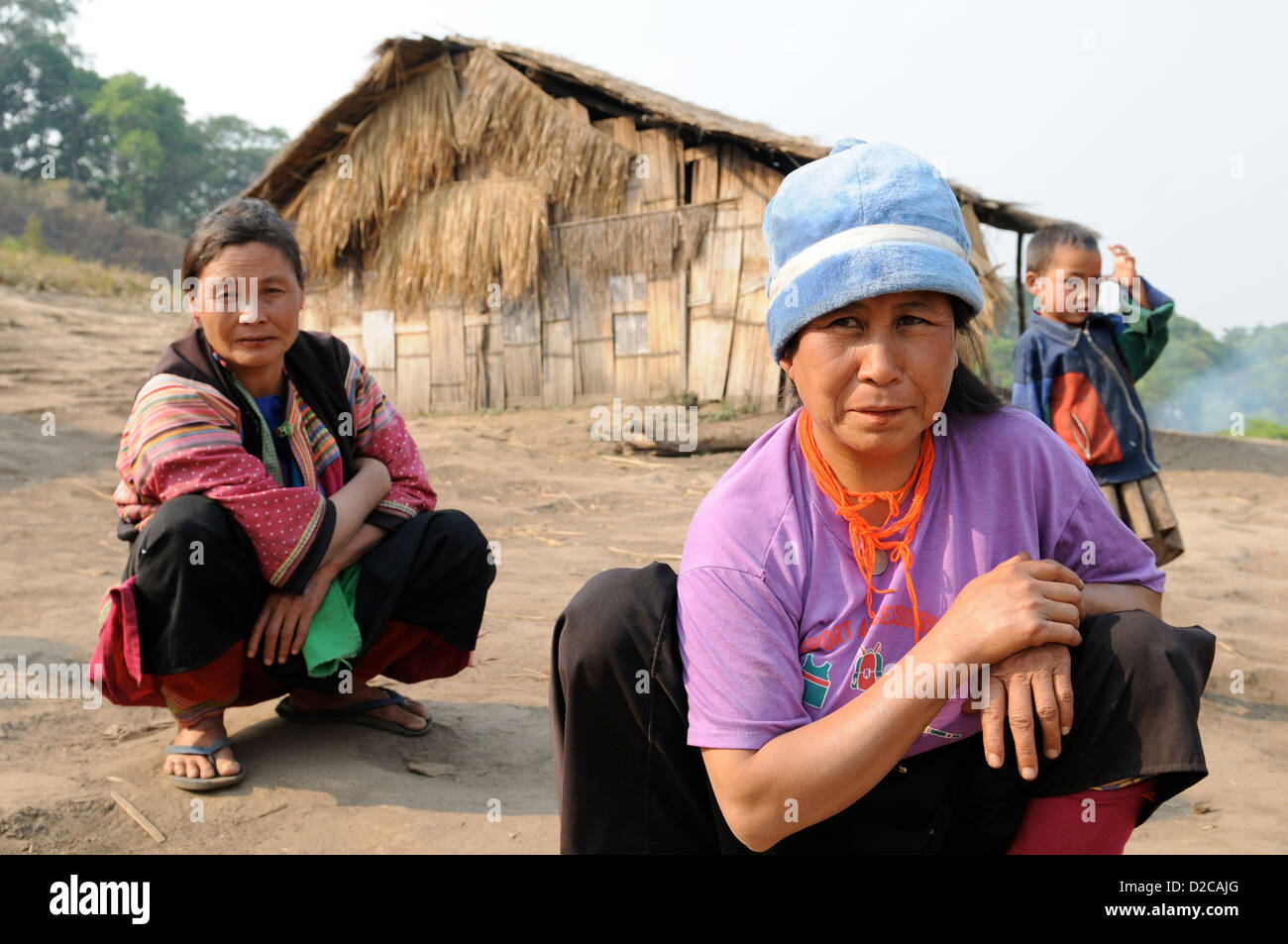 Taunggyi, Myanmar, due donne in squat Foto Stock