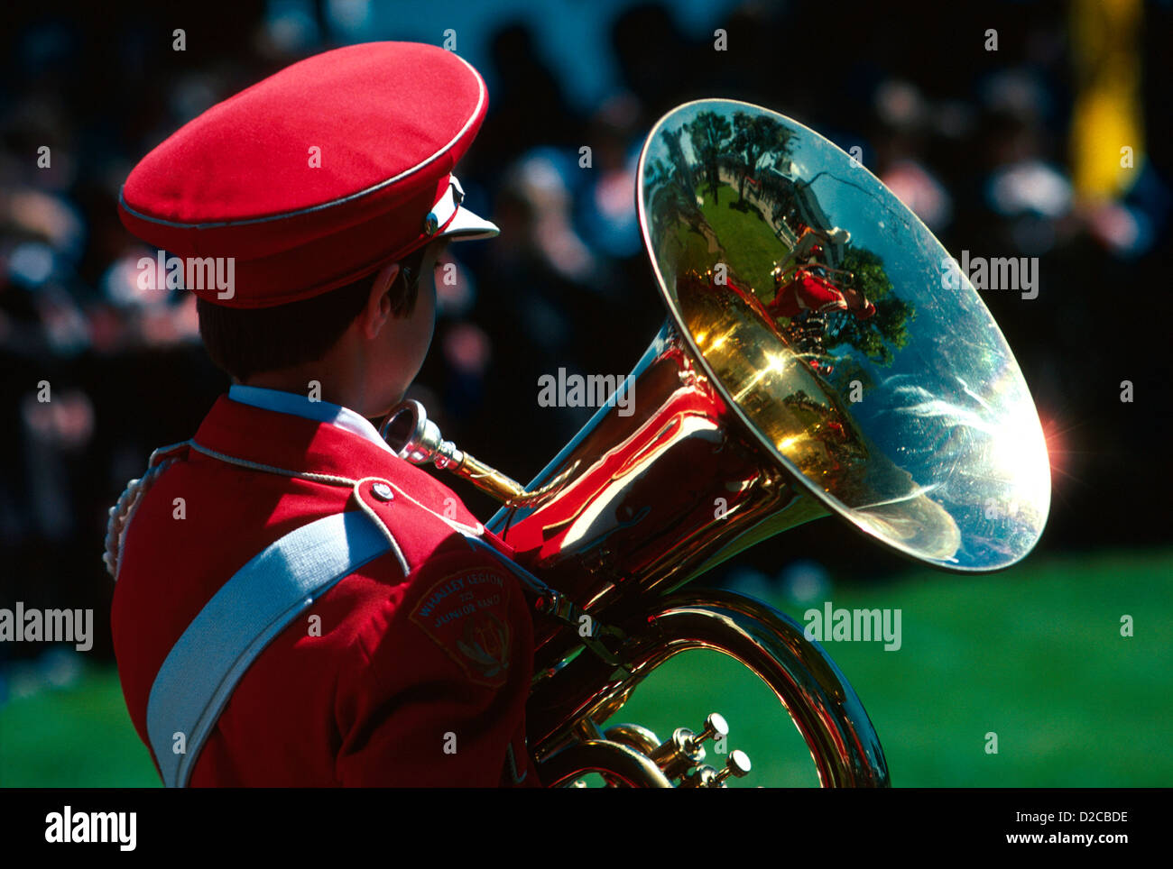 Giovani Tubista in una Marching Band Foto Stock