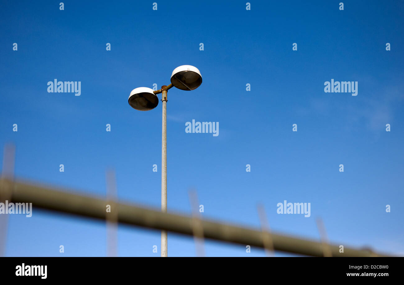 Berlino, Germania, vecchio lampione dietro il recinto Foto Stock