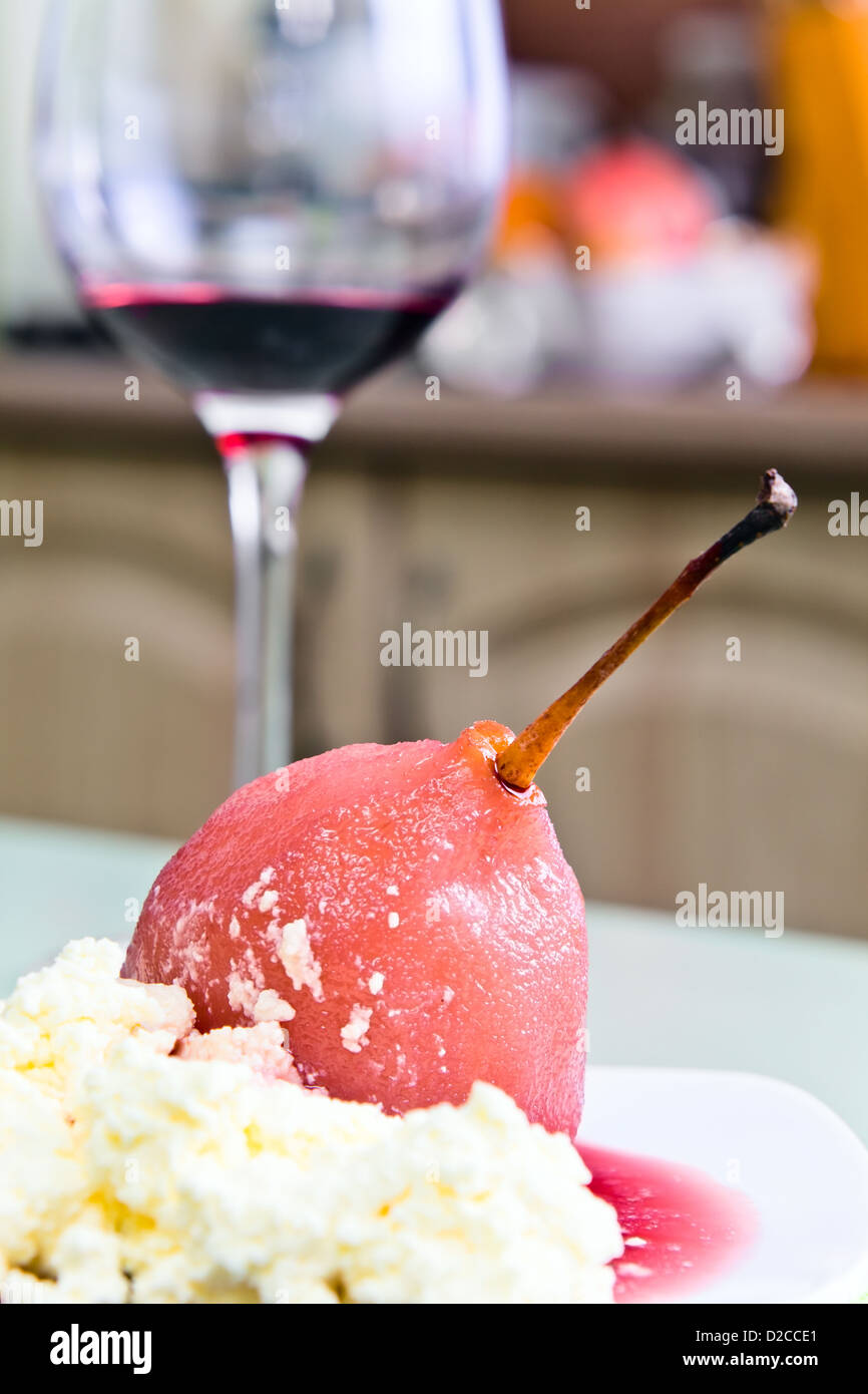 Pera affogata e mascarpone con salsa al vino rosso Foto Stock