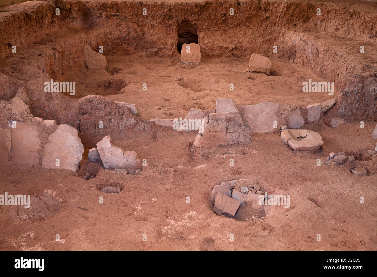 Le rovine di una kiva, stanza usata per i rituali religiosi di pre-colombiana indiani Anasazi, Mesa Verde National Park in Colorado, STATI UNITI D'AMERICA Foto Stock