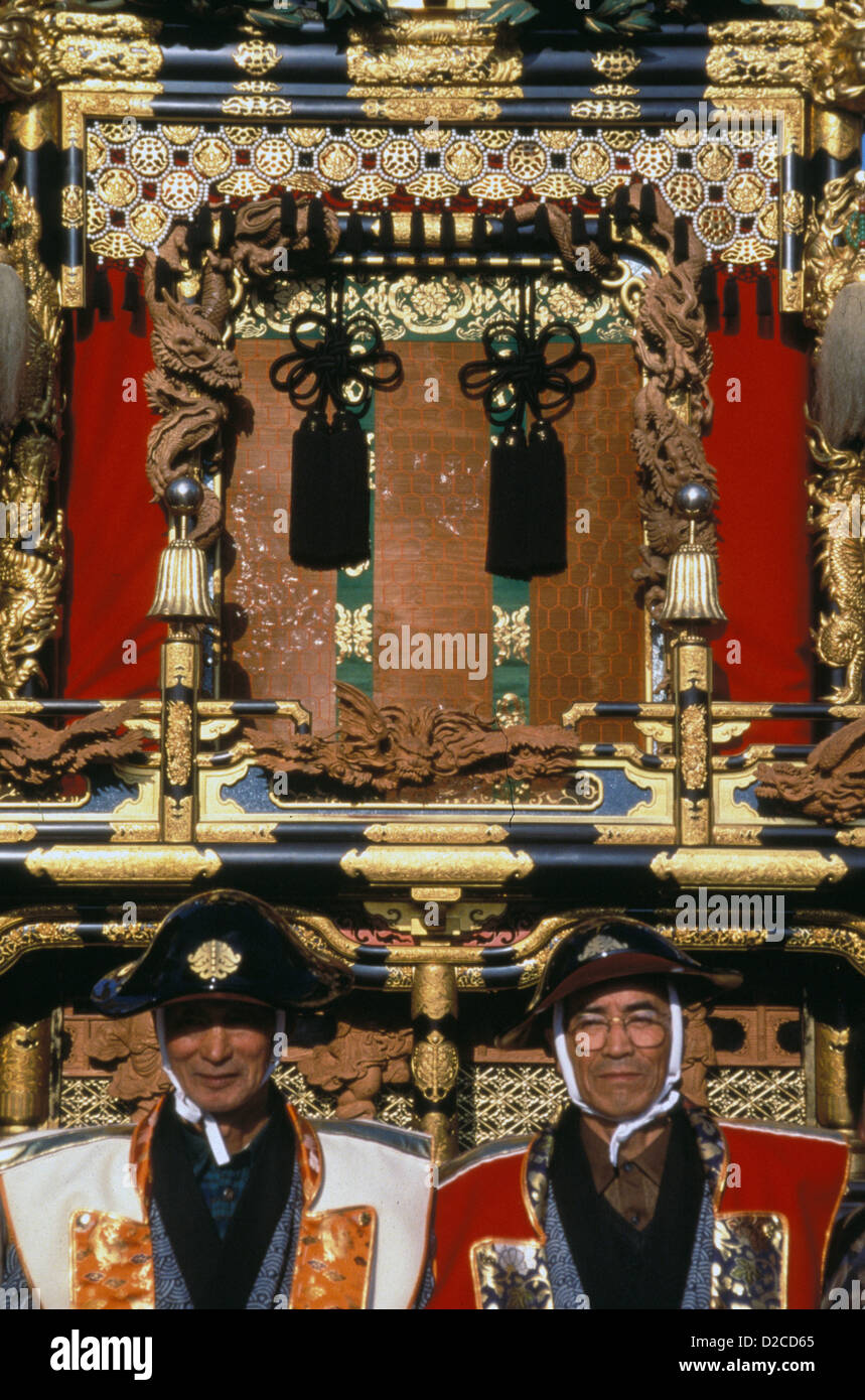 Giappone, Takayama. Gli uomini di guardia galleggiante a Festival. Foto Stock