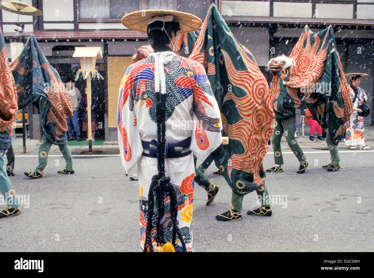Giappone, Takayama. Uomini vestiti come i Lions in processione al Festival. Foto Stock