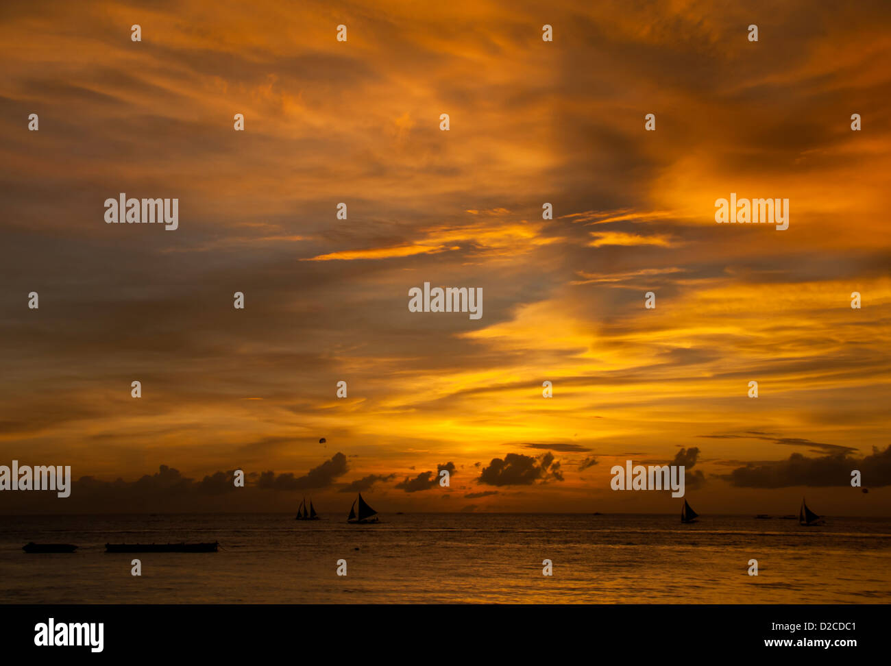 Bella sagome di barche a vela al tramonto Foto Stock