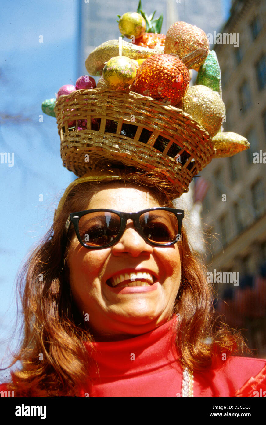 La città di New York. Easter Parade, Donna con cesto di frutta bilanciato sulla sua testa Foto Stock
