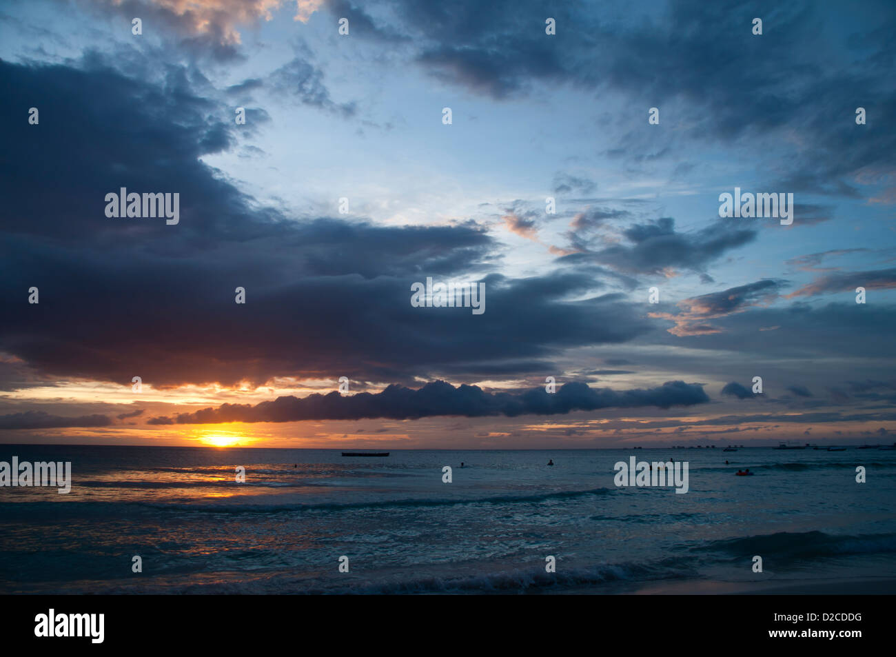 Bellissimo tramonto sul mare e cielo drammatico Foto Stock