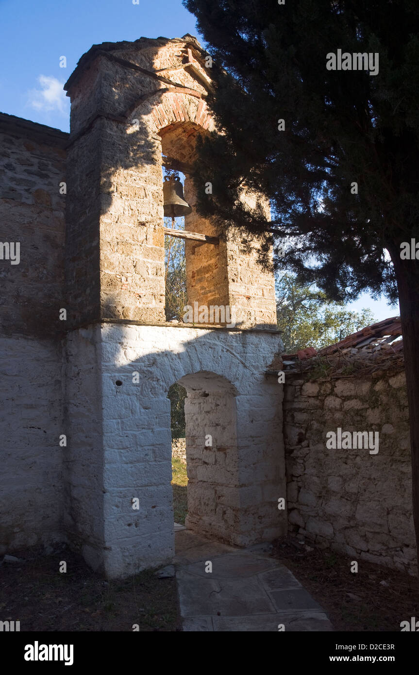 Il campanile di una vecchia chiesa greco-ortodossa Foto Stock