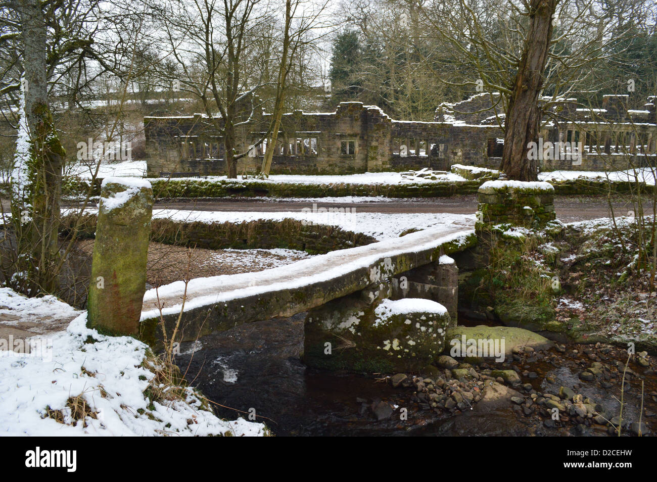 La frazione di Wycoller in inverno vicino al Bronte con il modo in cui la Packhorse Bridge, Clapper Bridge e Wycoller Hall Foto Stock