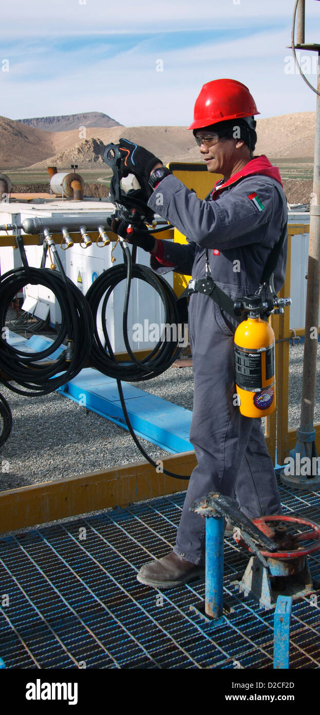 Onshore di esplorazione di petrolio e gas sito. Gas Safety Officer verifica e dimostrazione di Autorespiratori ad aria compressa. L'Iraq Foto Stock