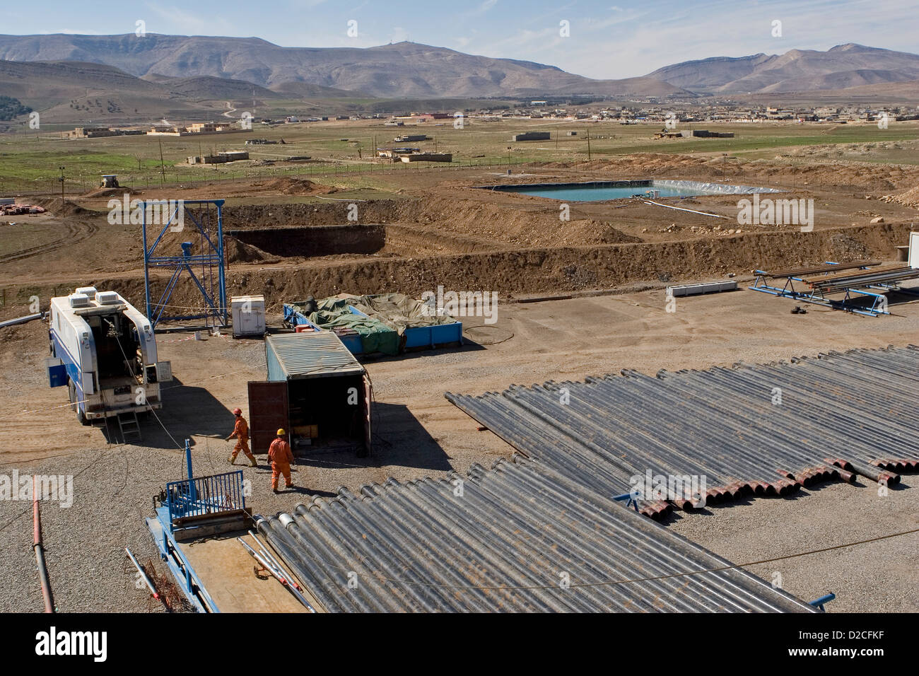 Onshore di esplorazione di petrolio e gas sito. Tubi e infissi nel composto prima di essere sollevata per rig pianale di pedana. Il Kurdistan iracheno Foto Stock