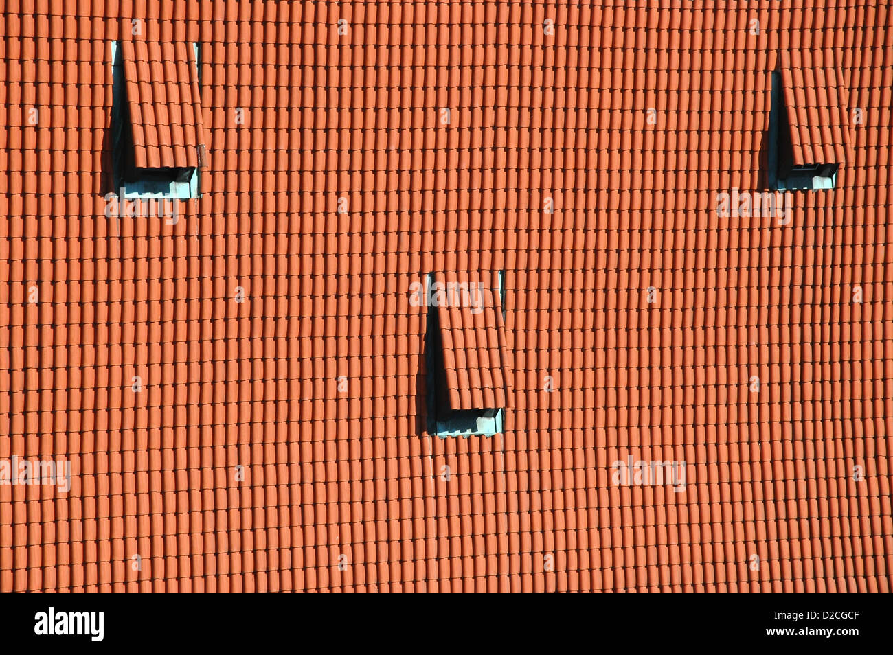 Ripido tetto di tegole dettaglio di un edificio nella Malá Strana area di Praga con 3 strutture dormer Foto Stock