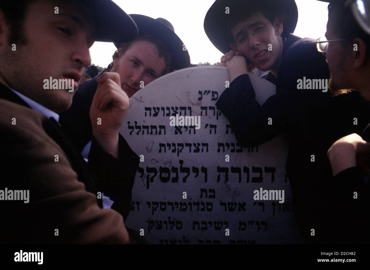 Ebrei religiosi ultra ortodossi in lutto in un cimitero nella città di Bnei Brak o bene Beraq, un centro del giudaismo di Haredi in Israele Foto Stock