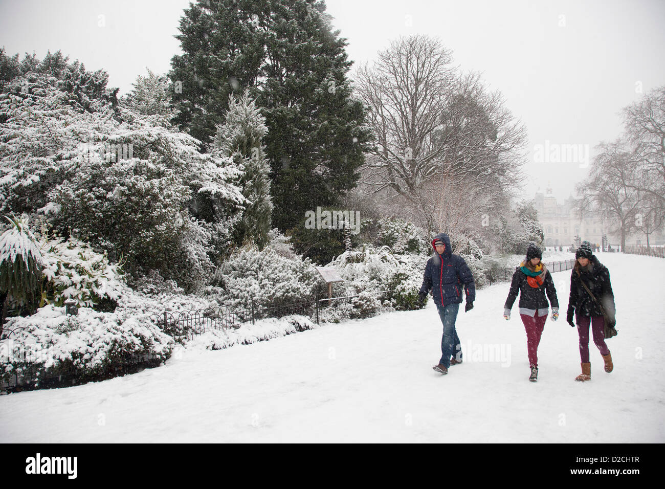 Londra, Regno Unito. Domenica 20 gennaio 2013. La caduta di neve che copre il St James Park, il più antico parco reale a Londra. La gente esce di godere di questa scena d'inverno. Foto Stock