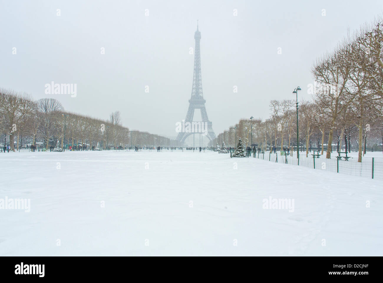 Parigi, Francia, neve vuota invernale Scenics, Torre Eiffel, Champs de Mars, Paesaggio, Parco giochi urbano coperto di neve, Parco, giardino Foto Stock