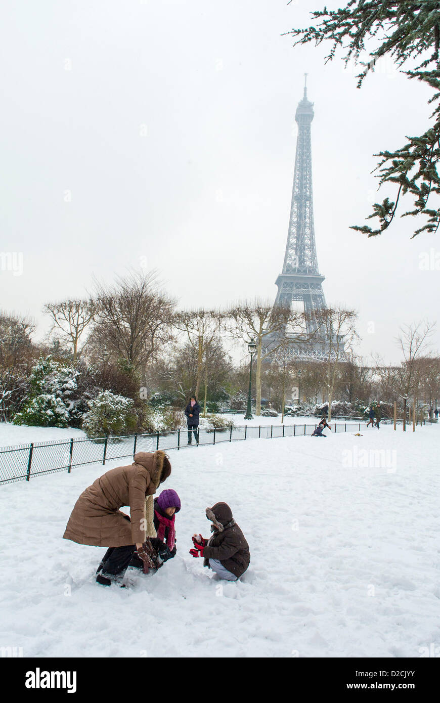 Parigi, Francia, Famiglia godendo di neve invernale Scenics, Torre Eiffel, Champs de Mars, Urban Playground coperto di neve, persone in tempesta di neve Foto Stock