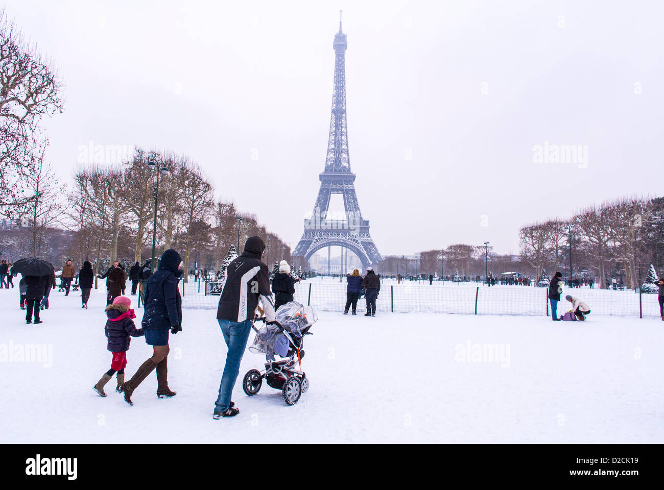 Parigi, Francia, persone che godono di neve d'inverno Scenics, Torre Eiffel, Champs de Mars, famiglie, parco giochi urbano, giardino coperto di neve Foto Stock