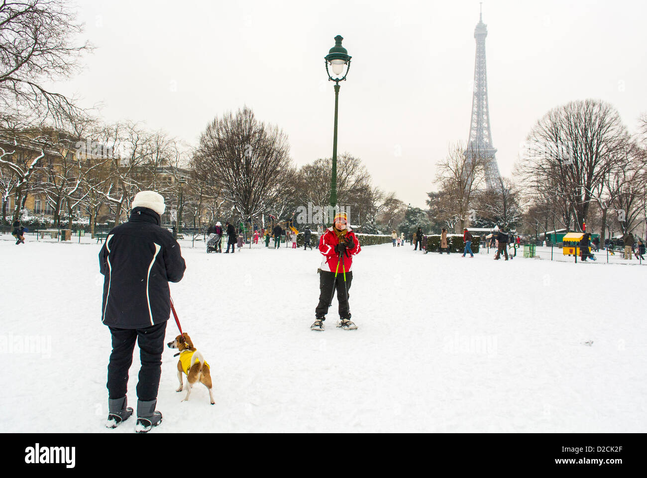 Parigi, Francia, Famiglia godendo di neve invernale Scenics, Torre Eiffel, Champs de Mars, giardino Foto Stock