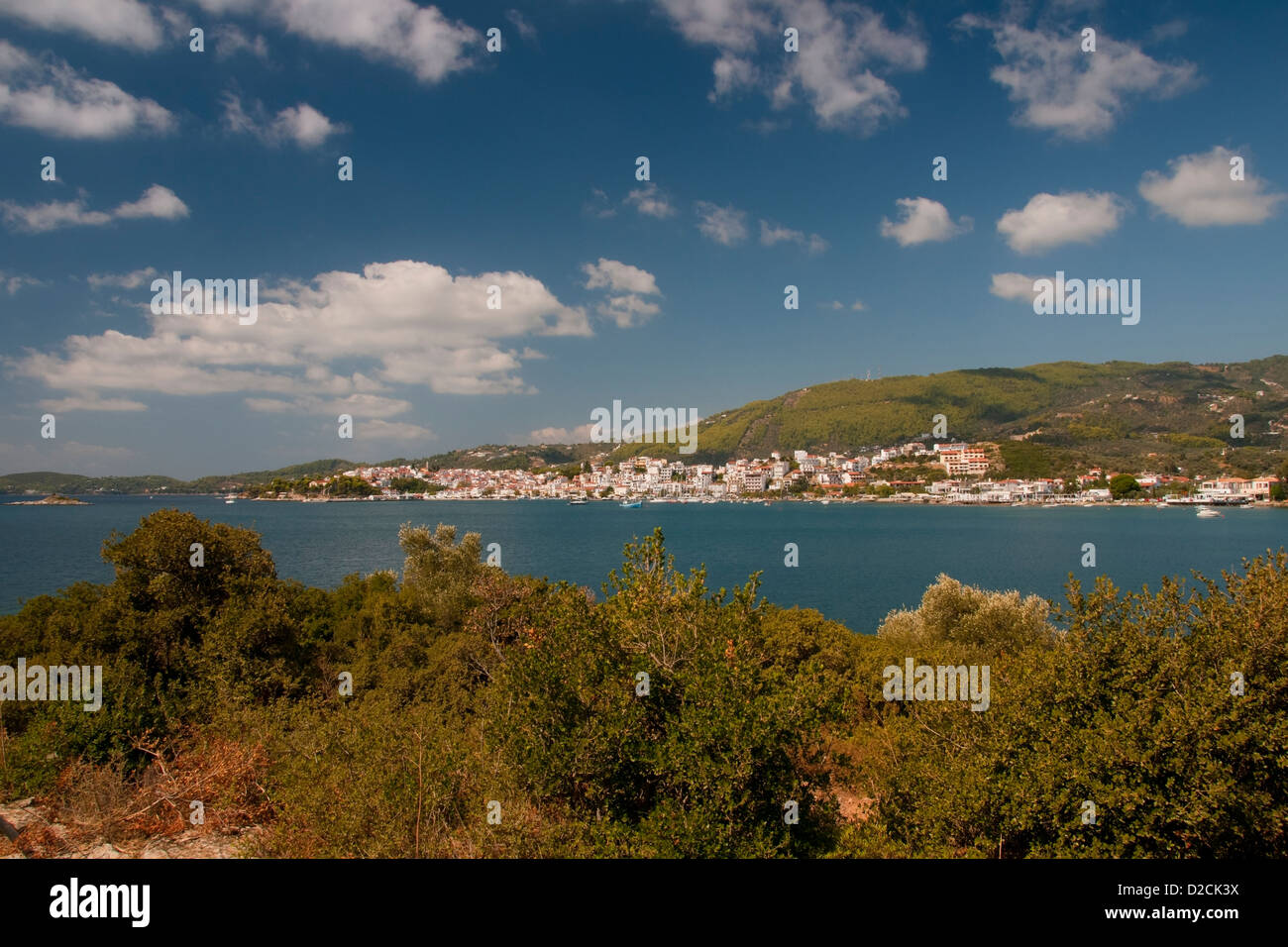 Un punto di vista diverso di Skiathos con nuvole bianche Foto Stock