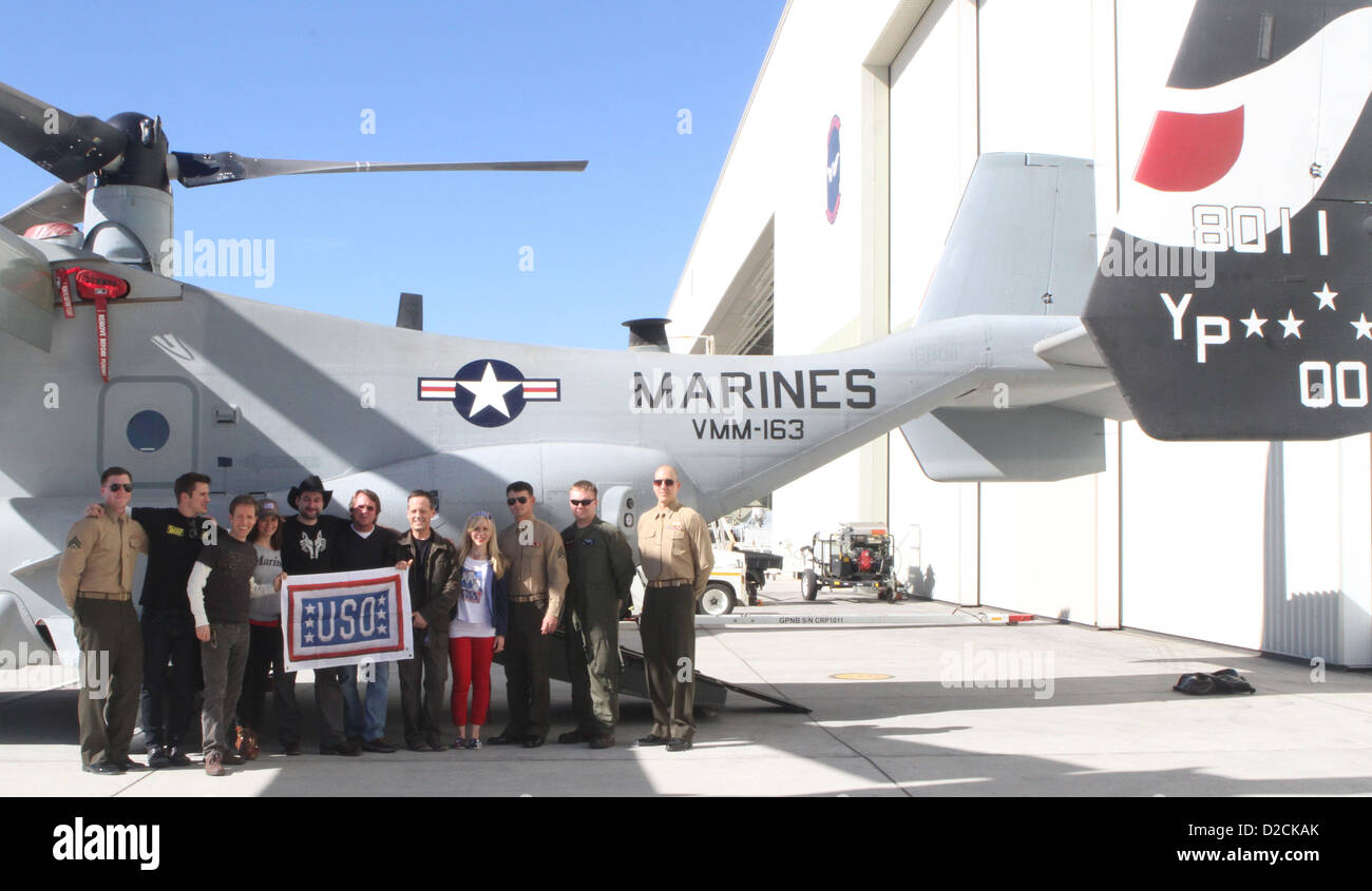 I membri del cast della "Guerra dei cloni" visitano lo Squadrone 163 del Marine Medium Tiltrotor presso la Marine Corps Air Station Miramar. La visita includeva la preparazione per le proiezioni private degli episodi di "guerre dei cloni" per i Marines e le loro famiglie. Foto Stock