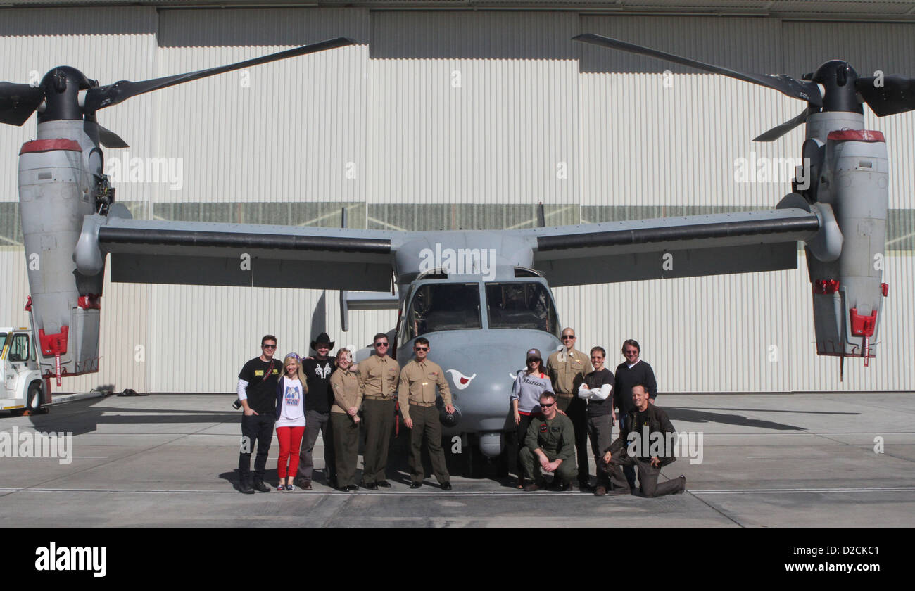 Il 'Clone Wars' cast membri visita mezzo marino Tiltrotor Squadron 163 a bordo Marine Corps Air Station Miramar prima di preparare per due episodio privato-proiezioni mostra presso la stazione di aria's movie theater gen. 18. Foto Stock