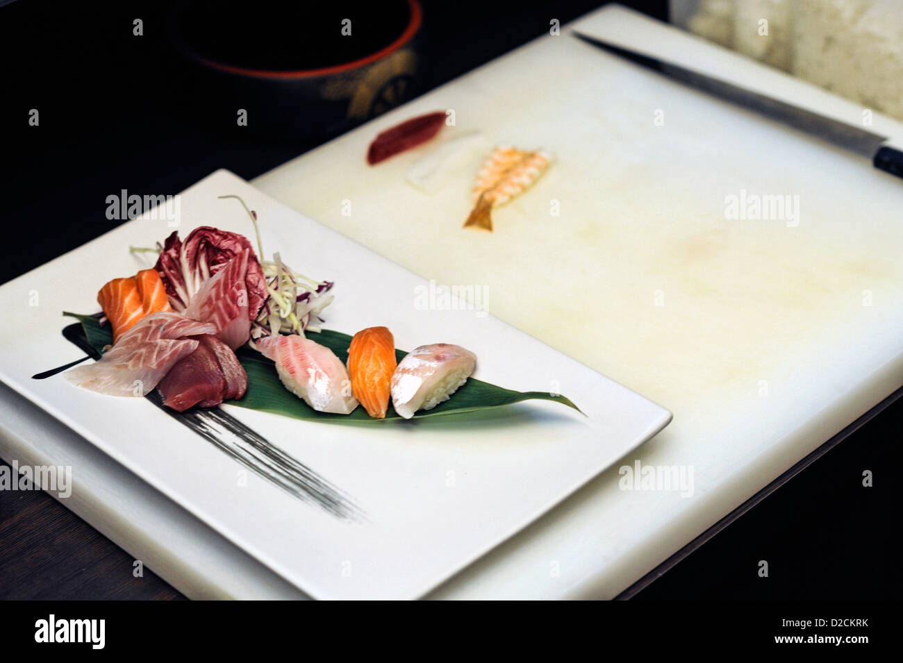 Creazione di sushi. Sushi di piegatura. La preparazione del sushi. Effettua il sushi Foto Stock