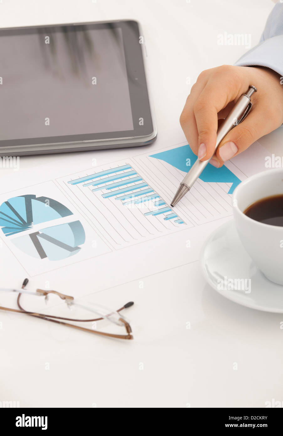 Financial tabelle e grafici sul tavolo Foto Stock