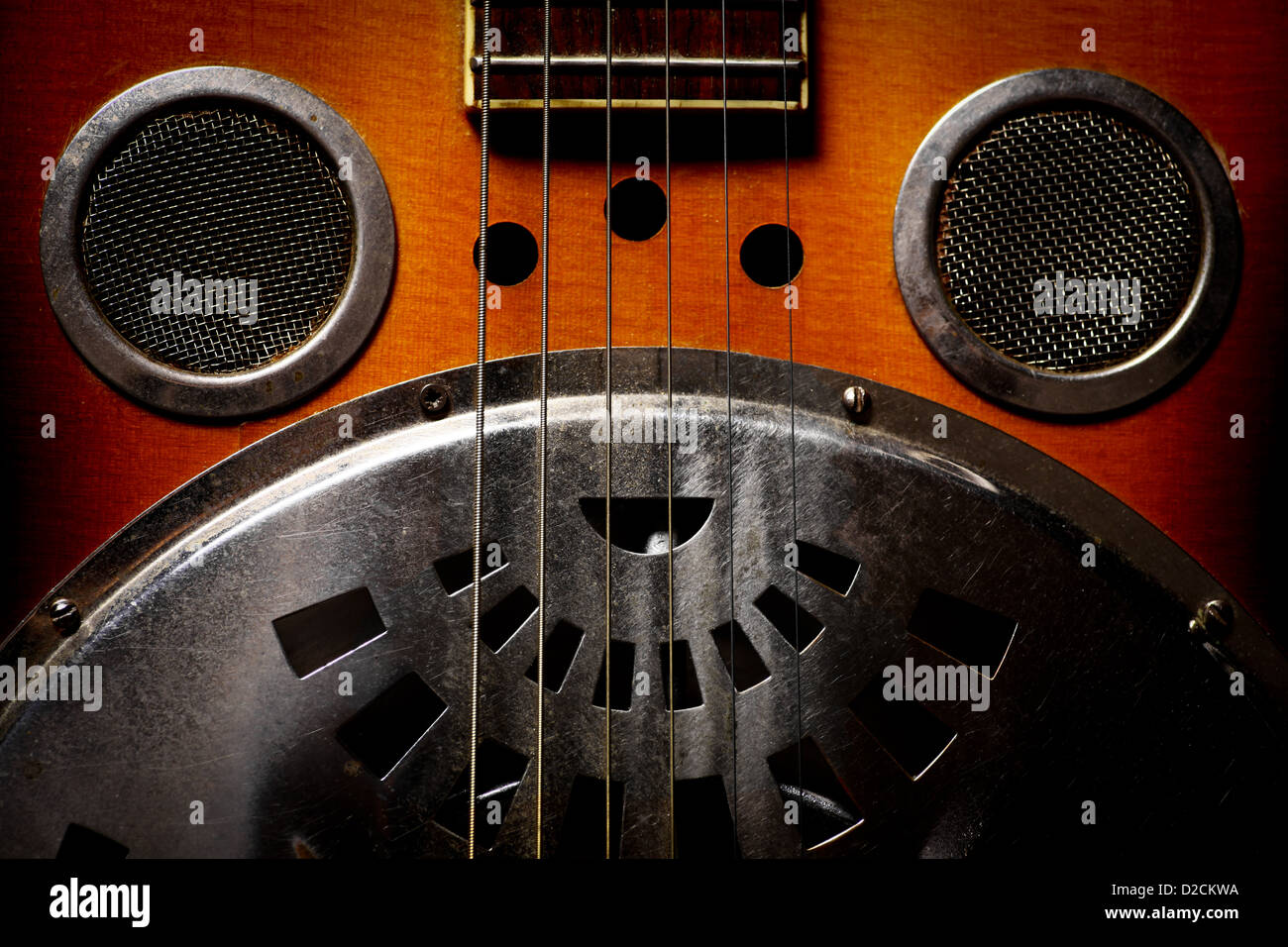 Girato a colori di un'annata dobro guitar Foto Stock