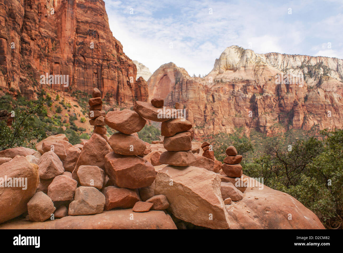La Terra prima del tempo, una pila di rocce realizzate in un arco sullo sfondo della valle del Canyon Zion National Park nello Utah Foto Stock