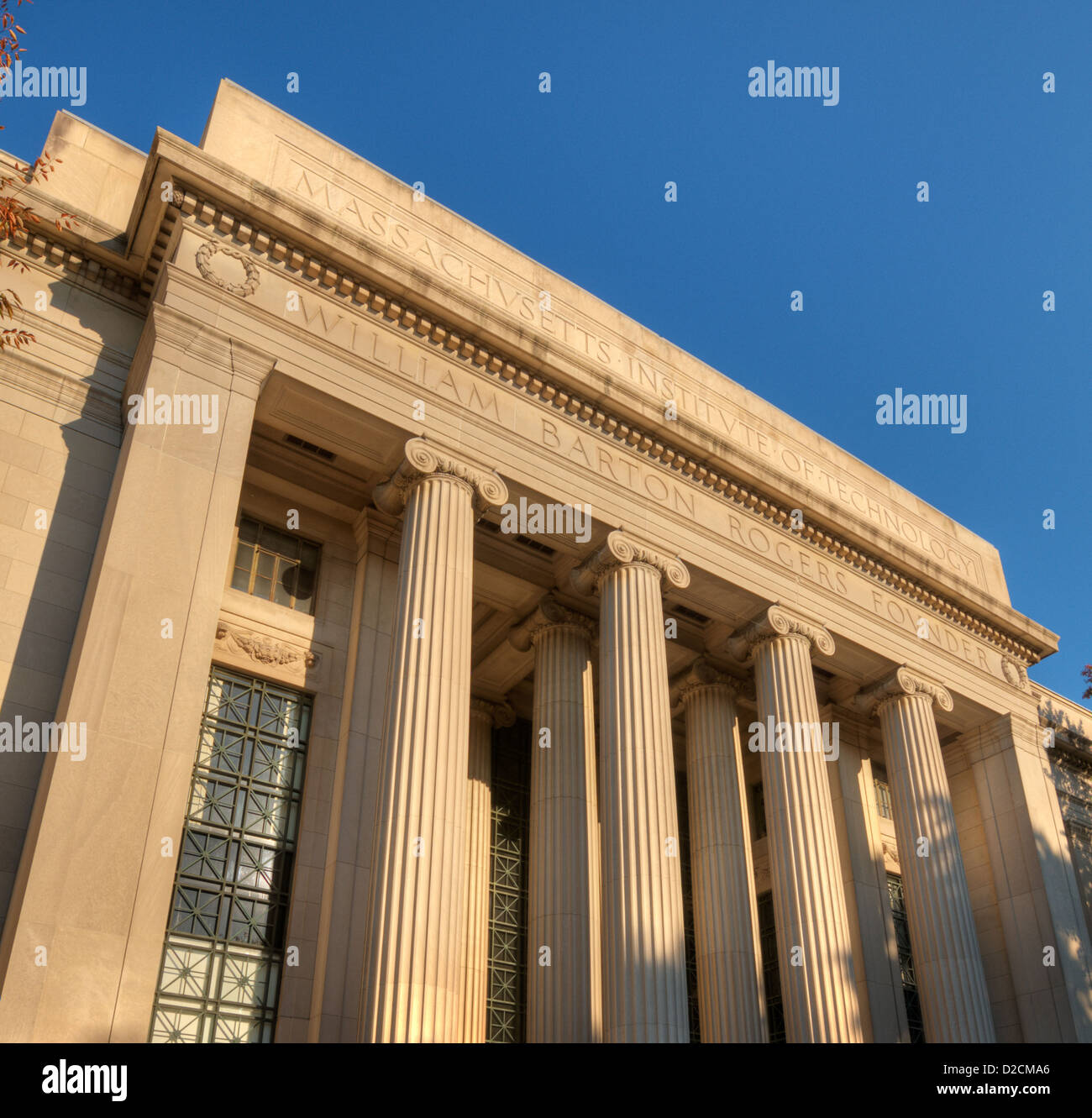 La facciata dell'Edificio 7 (77 Mass Ave) sul campus del Massachusetts Institute of Technology, Cambridge MA Foto Stock