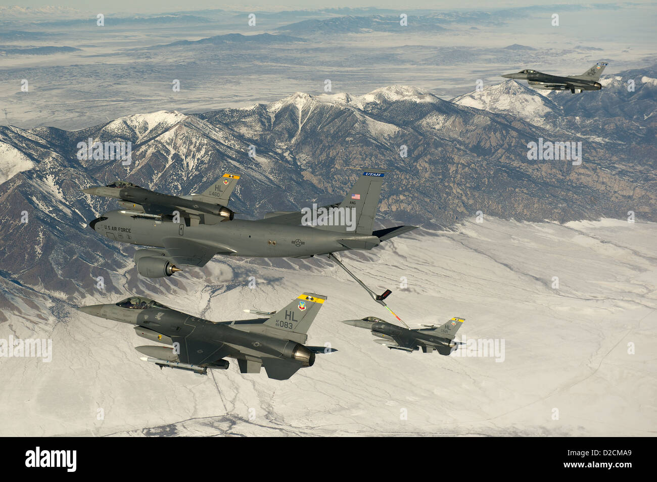 Il capitano Jonathan Morgan, un pilota del 421st Fighter Squadron presso la Hill Air Force base nello Utah, riceve rifornimento in volo da una petroliera KC-135 della Utah National Guard. Questa operazione, che ha avuto luogo il 18 gennaio 2013, fa parte di regolari esercizi di addestramento per mantenere la preparazione. L'F-16 Fighting Falcon è un caccia versatile e apprezzato, utilizzato da molte forze aeree in tutto il mondo. Foto Stock