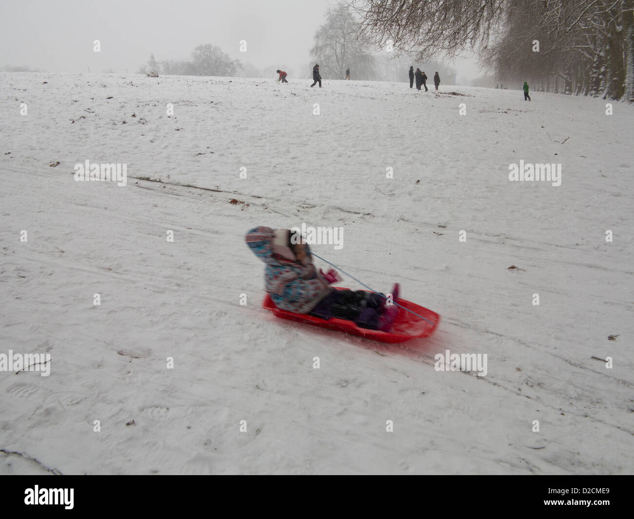 Bambino su una slitta dopo la tempesta di neve coperti Inner London intorno a Hackney Foto Stock