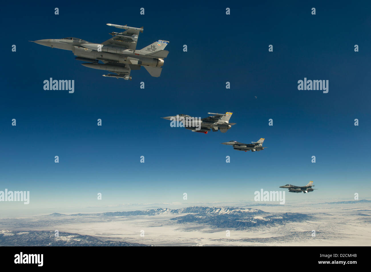 Un gruppo di F-16 Fighting Falcons del 421st Fighter Squadron presso la Hill Air Force base, Utah, volando in formazione. Questi caccia multiruolo sono noti per la loro agilità e capacità di combattimento avanzate, comunemente usati dalla U.S. Air Force sia in missioni di superiorità aerea che in missioni di attacco al suolo. Foto Stock