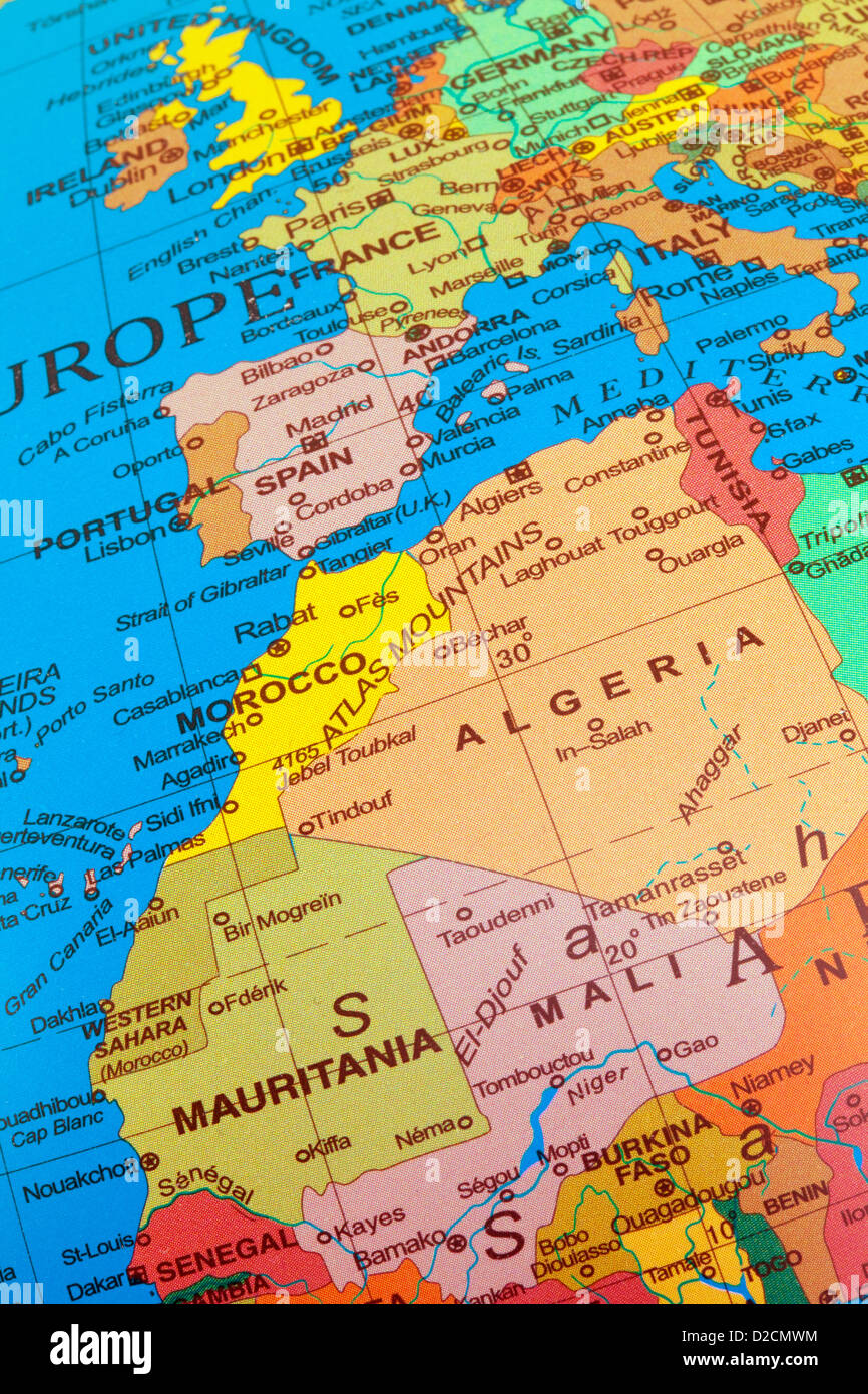 Una mappa di Europa occidentale con il Regno Unito , incluso il Nord Africa con l'Algeria e Mali su un globo Foto Stock