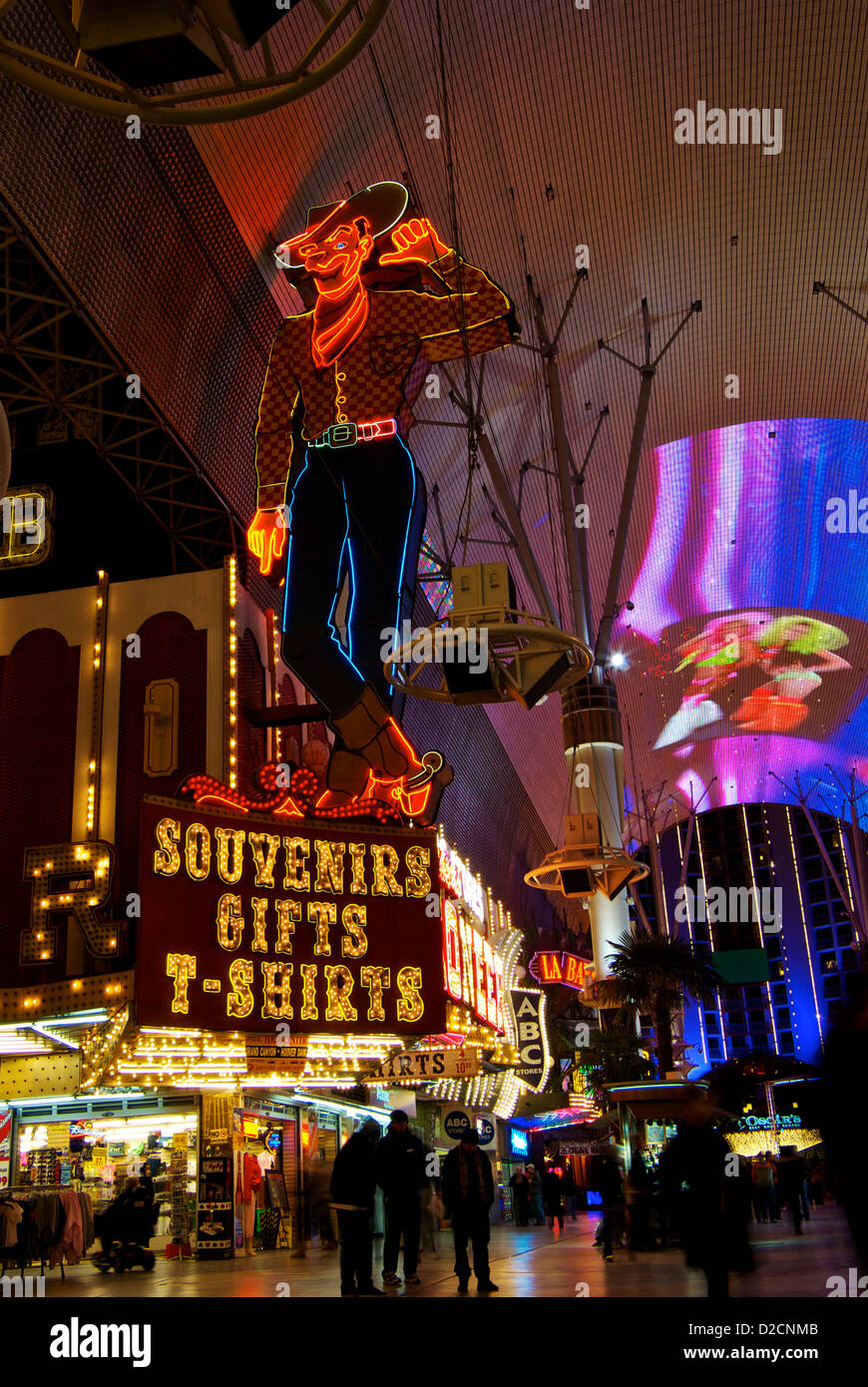 Vistosi neon di Las Vegas Vic segno cowboy quattro-blocco passaggio coperto Fremont Street Experience old Downtown Las Vegas Foto Stock