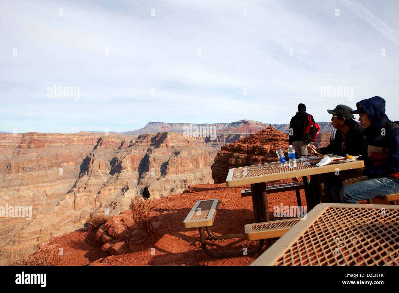 Turisti asiatici godendo buffet indiano cibo al Guano Point sul bordo del Grand Canyon home della nazione hualapai Arizona US Foto Stock