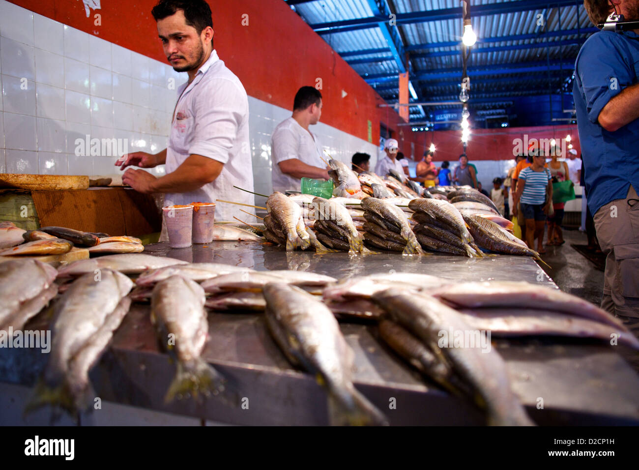 I venditori di pesce preparano pesce fresco amazzonico al mercato municipale Adolpho Lisboa a Manaus, Brasile. Foto Stock