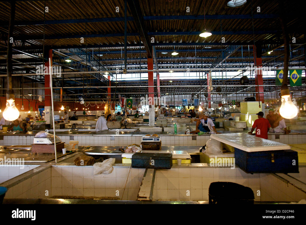 All'interno del mercato municipale Adolpho Lisboa di Manaus, Brasile, che mostra la sua atmosfera vibrante, le bancarelle piastrellate e il significato culturale nell'Amazzonia Foto Stock