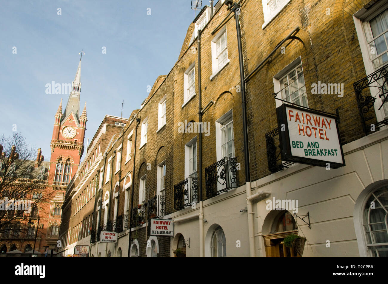 Hotel nei dintorni di Kings Cross area con la stazione di St Pancras il background, Argyle Street London Borough of Camden England Regno Unito Foto Stock