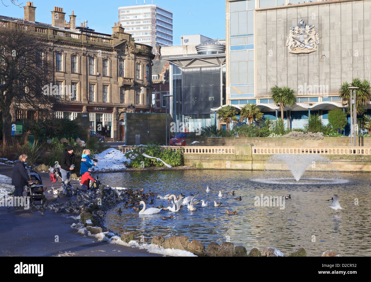 Persone uccelli alimentazione Mowbray Park Sunderland North East England Regno Unito Foto Stock