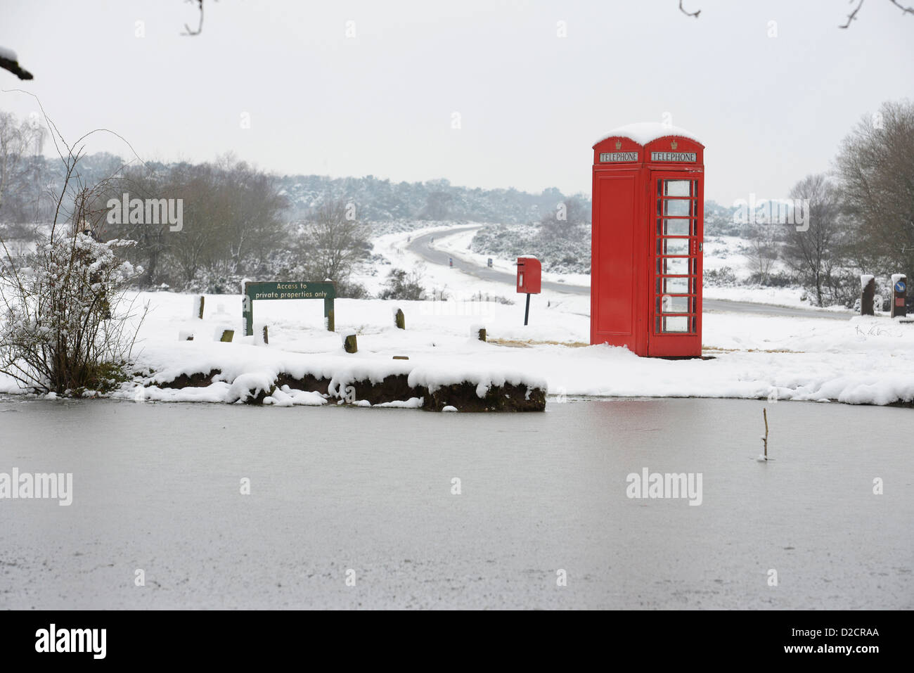 British Telecom BT telefono rosso scatola in neve vicino a Brockenhurst in New Forest National Park in Hampshire REGNO UNITO Foto Stock