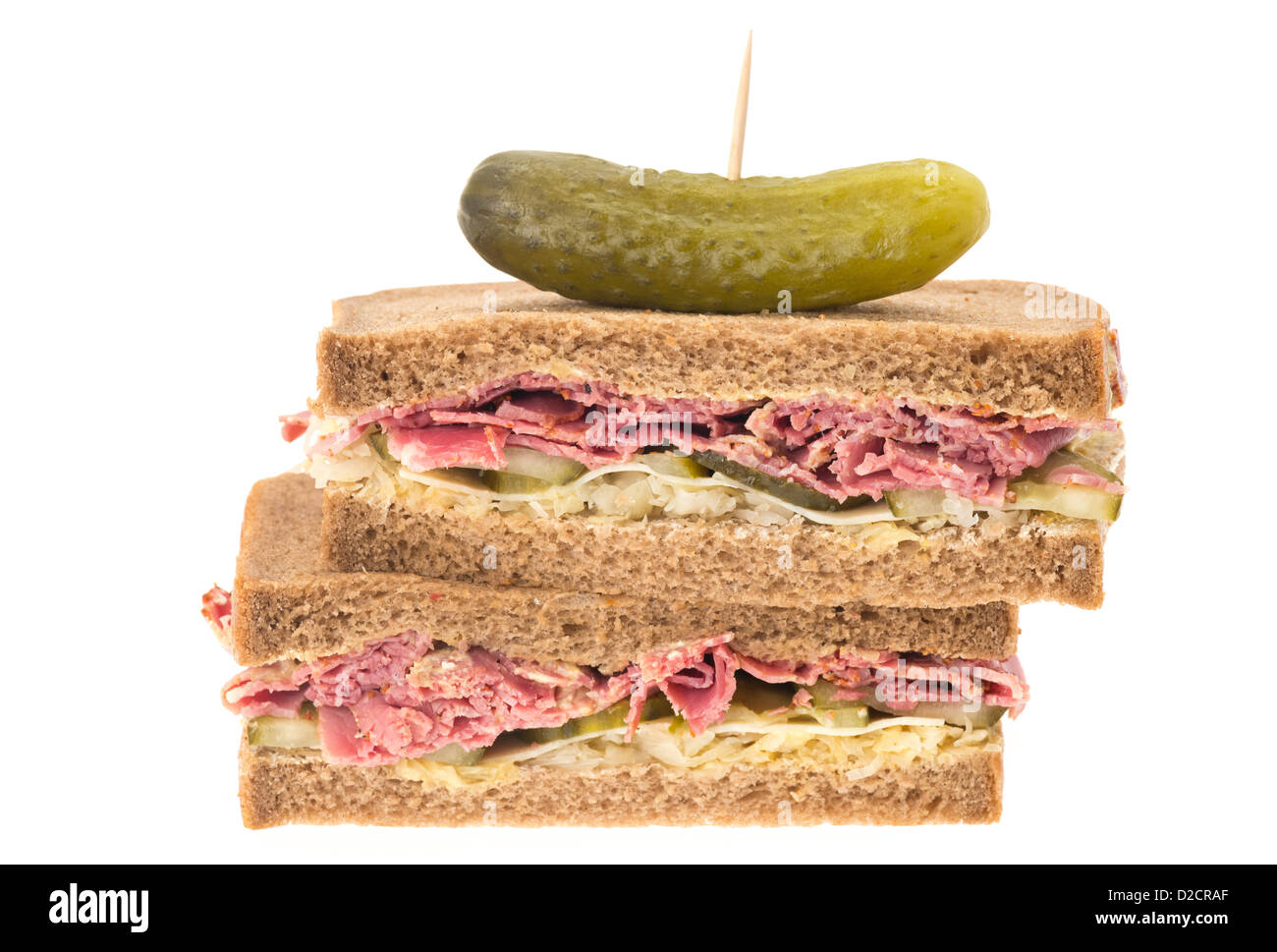 A New York deli sandwich pastrami sul pane di segale. Questo panino ha fette di pastrami, grattugiato formaggio Emmenthal, cetriolino, senape Foto Stock