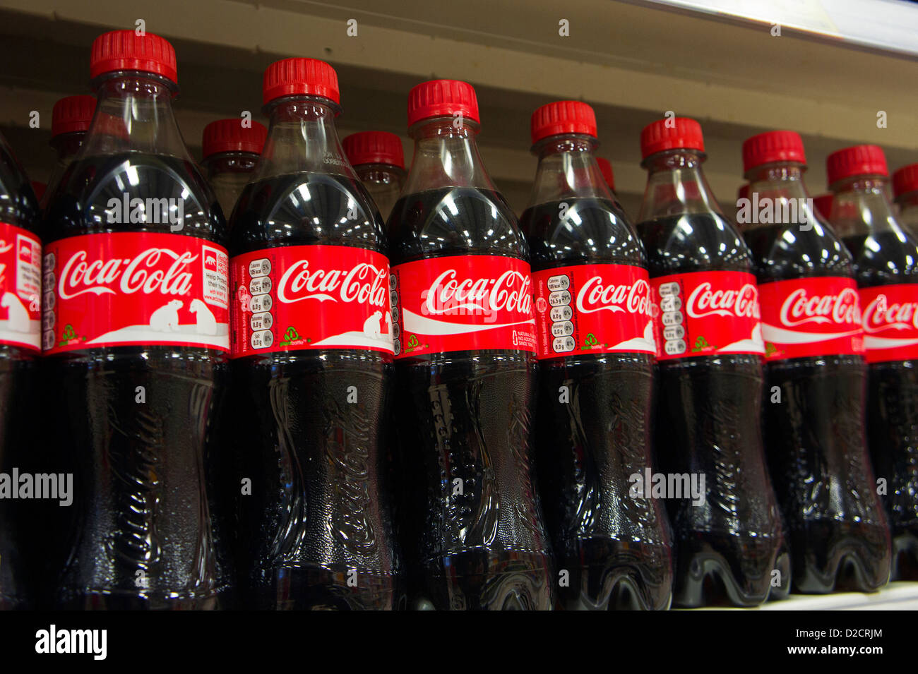 Le bottiglie di plastica della coca cola in un supermercato uk Foto Stock