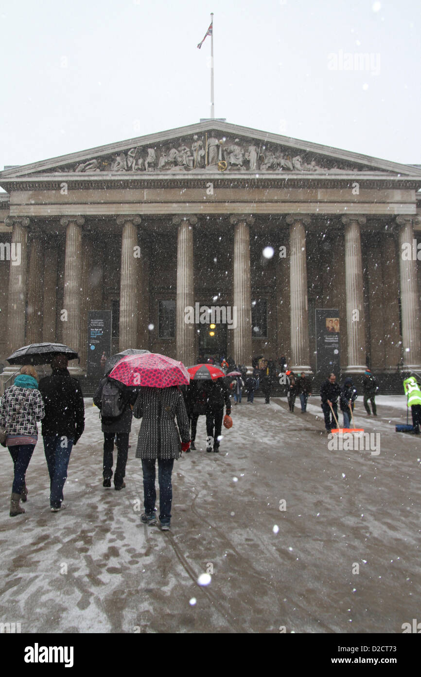 Il centro di Londra, Regno Unito. Il 20 gennaio 2013. Visitatori presso il British Museum brave la neve mentre il personale presso il museo per provare a tenere il p Foto Stock