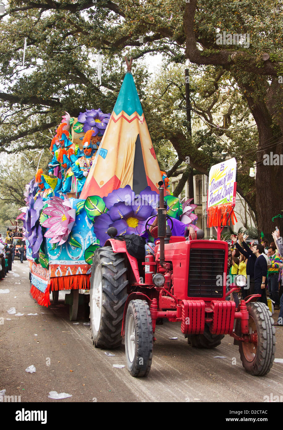 Tepee galleggiante nella Rex parade. Mardi Gras giorno, New Orleans. Foto Stock