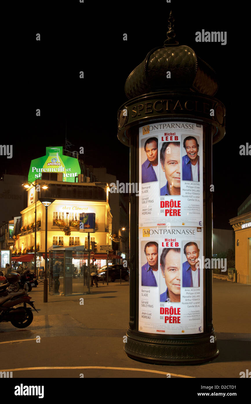 Colonna di pubblicità presso Porte Maillot a Parigi Foto Stock